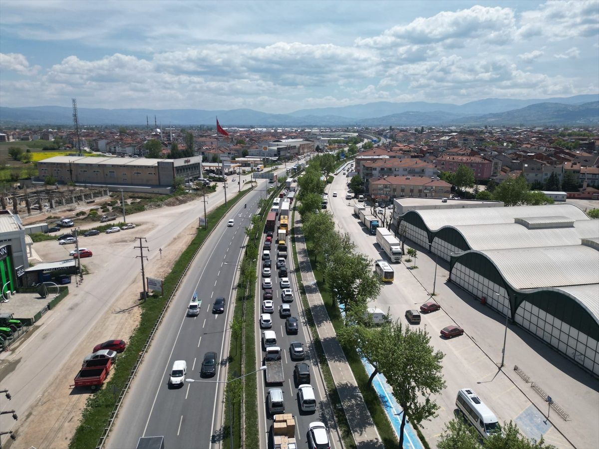 İnegöl'de Tır ve Otomobil Çarpıştı: Sürücü Yaralandı