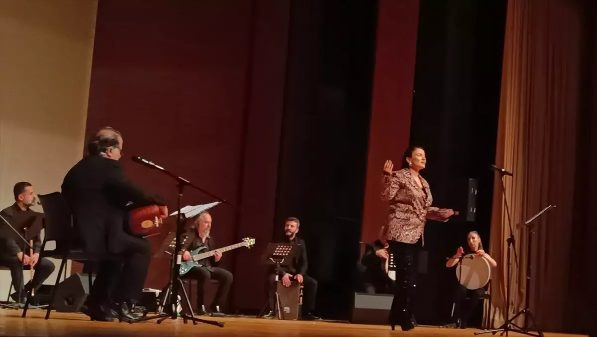Bursa'da 'Uzun İnce Bir Yoldayım' Konseri Büyüledi