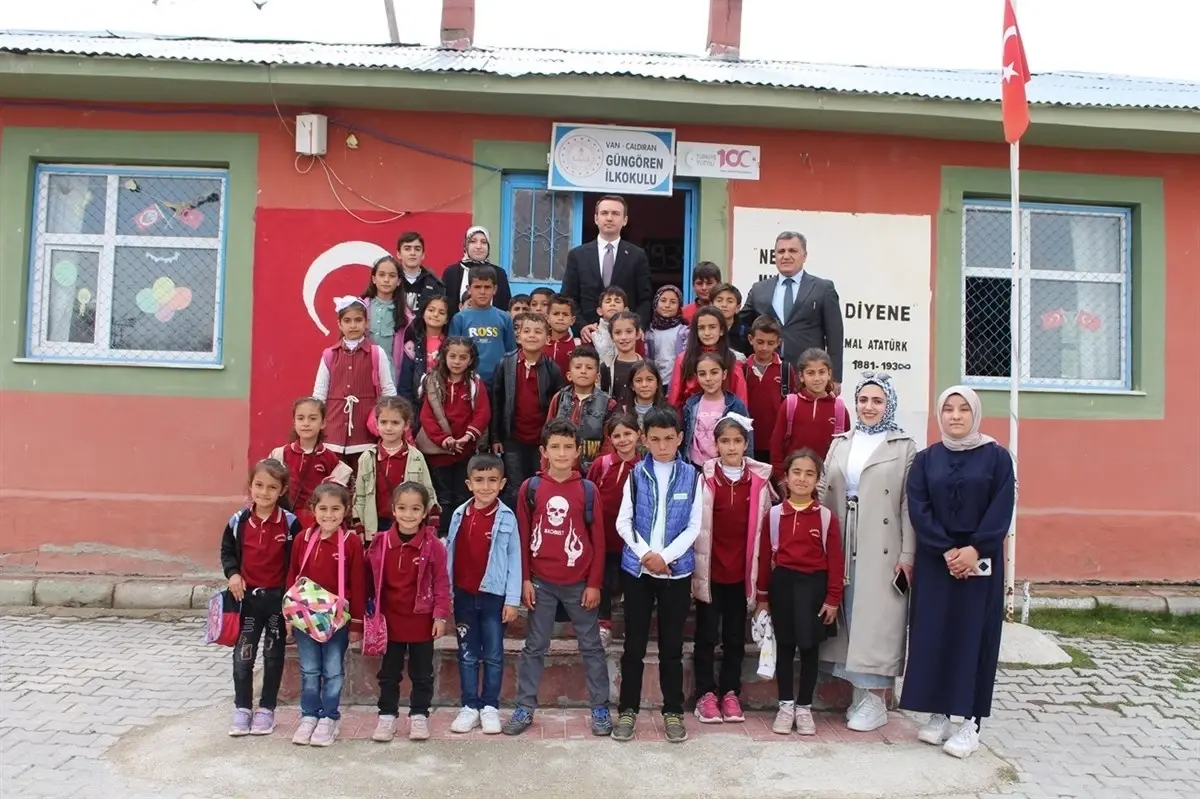 Çaldıran Kaymakamı Süleyman Bakan, Güngören İlkokulu'nu Ziyaret Etti