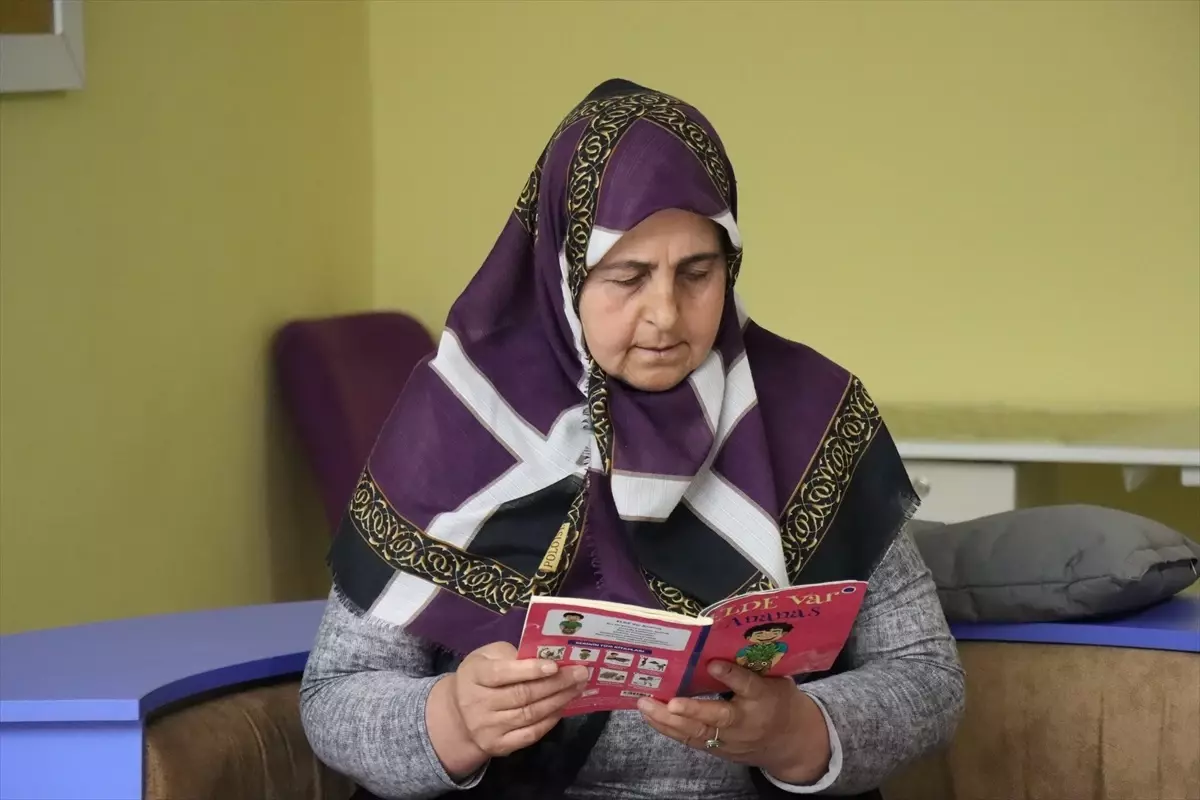 Çalışmaya gittiği okulda 49 yaşında çocukluk hayali okuma yazmayı öğrendi