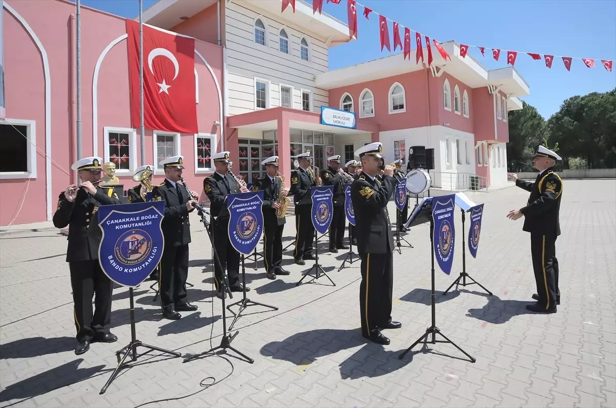 Çanakkale Bando Takımı, 23 Nisan İçin Balıklıçeşme İlkokulu'nda Konser Verdi