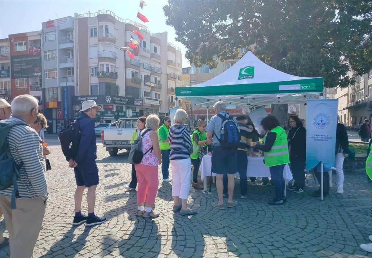 Çanakkale'de Yeşilay Şubesi tarafından vatandaşlara kırık buğday çorbası ikram edildi