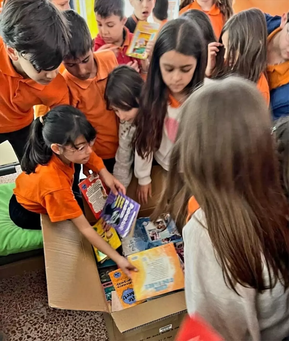 Öğretmenden Örnek Davranış: Gelibolu'dan Doğubayazıt'a Kitap ve Oyuncak Gönderimi