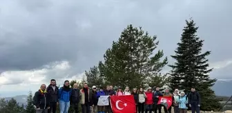 Çankırı'da dağcılar 23 Nisan'ı 1900 rakımlı Yıldıztepe zirvesinde kutladı