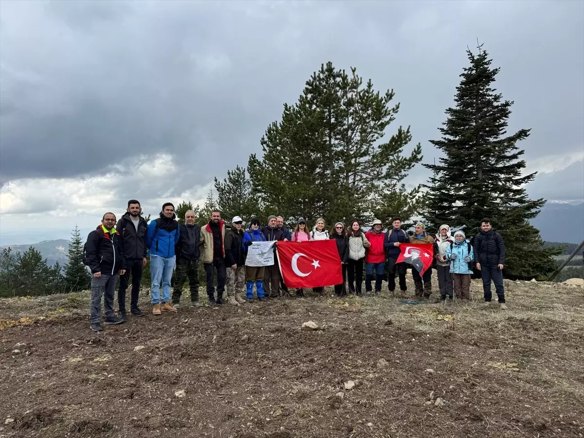 Çankırı'da dağcılar 23 Nisan'ı 1900 rakımlı Yıldıztepe zirvesinde kutladı