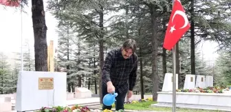 Çankırılı güvenlik görevlisi, şehit mezarlarını ziyaret edip temizlik ve bakımlarını yapıyor