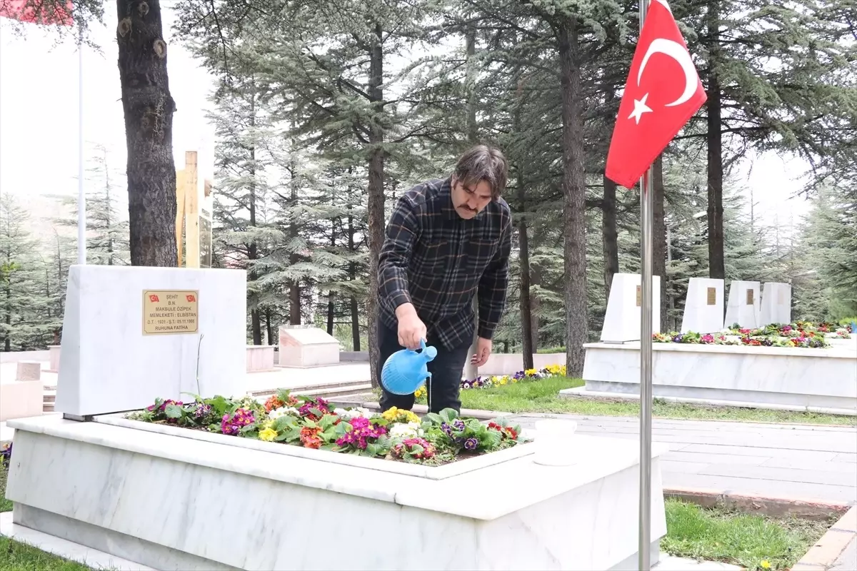 Çankırılı güvenlik görevlisi, şehit mezarlarını ziyaret edip temizlik ve bakımlarını yapıyor
