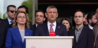 CHP Genel Başkanı Özgür Özel, Sırrı Süreyya Önder'i Hastanede Ziyaret Etti