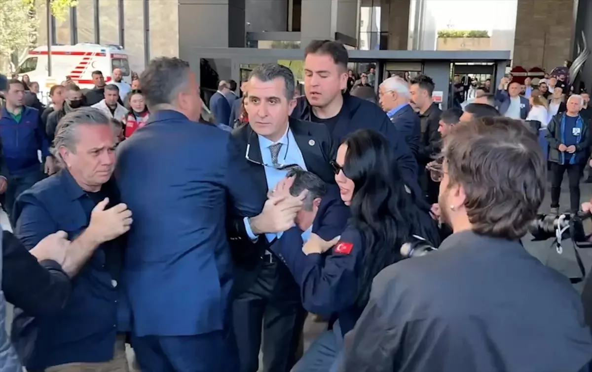 CHP Genel Başkanı Özgür Özel Yumruklu Saldırıya Uğradı