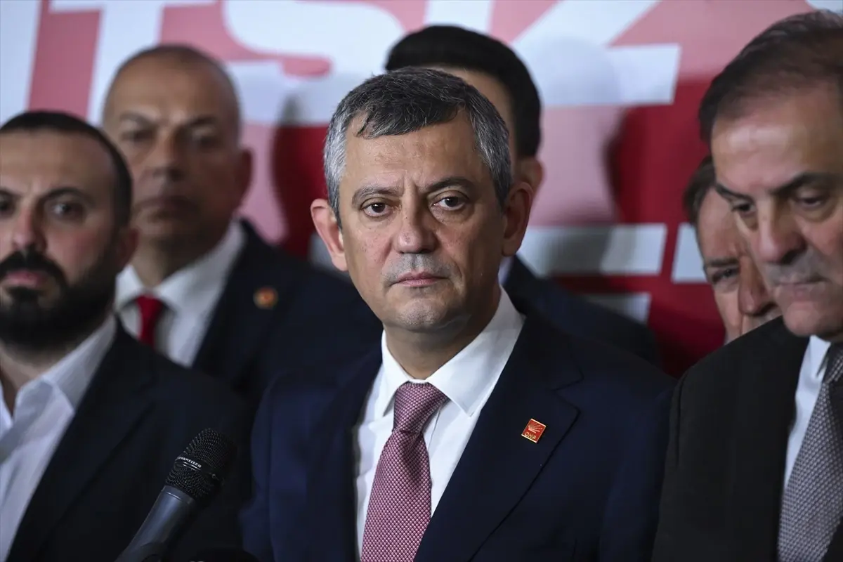 Özgür Özel, İBB'yi Ziyaret Etti: Ekrem İmamoğlu'ndan Bahsetti