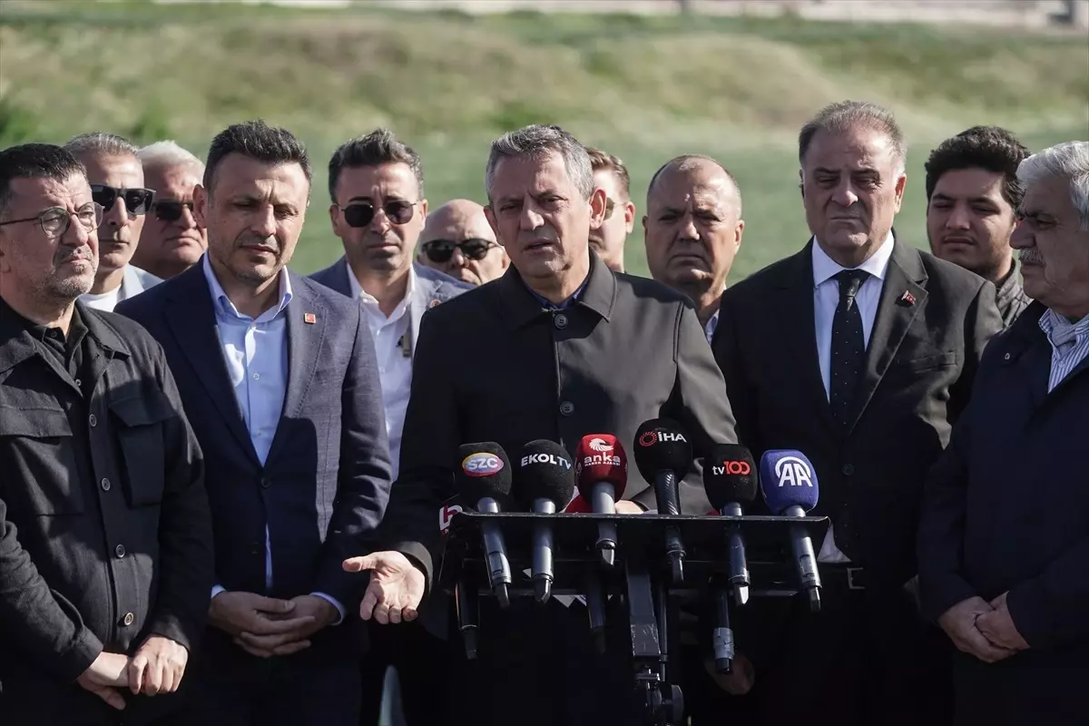 Özgür Özel, İmamoğlu'nu Cezaevinde Ziyaret Etti