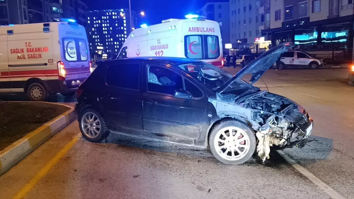 Çorum'da Otomobil ve Motosiklet Çarpıştı: 2 Yaralı