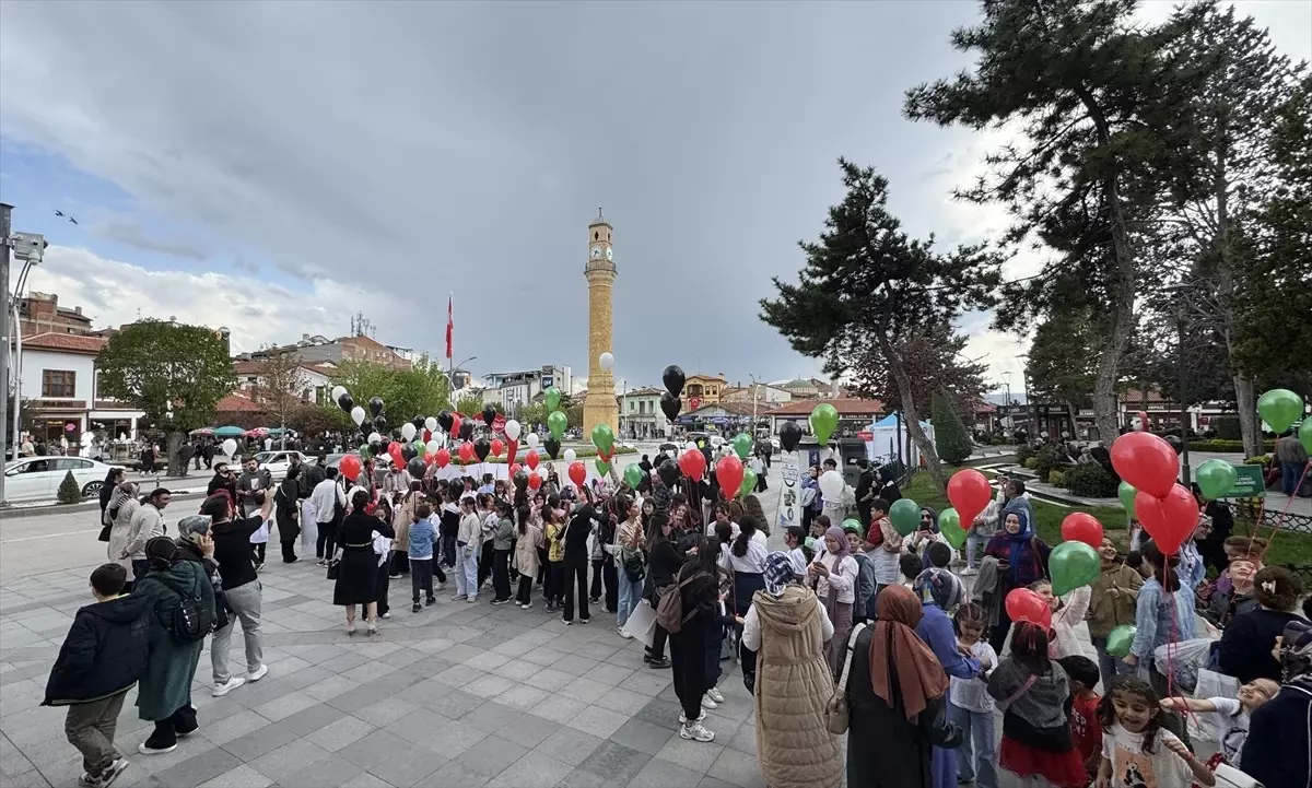 Çorum'da Çocuklar, Filistinli Kardeşleri İçin Özgürlük Balonları Bıraktı