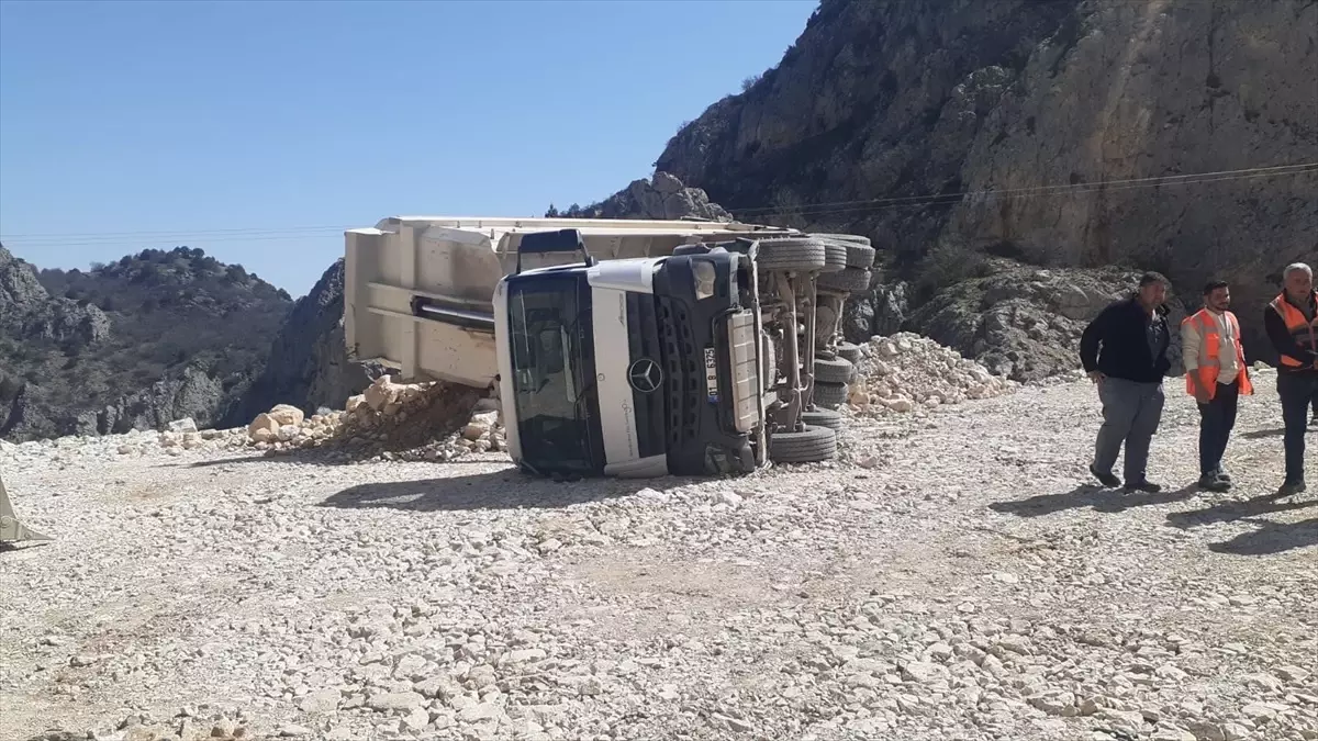 Çorum'da Taş Yüklü Kamyon Devrildi, Sürücü Kurtuldu
