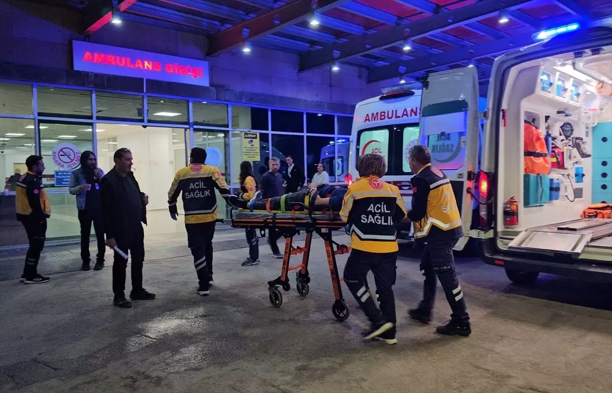 Çorum'da Yol Kenarına Devrilen Otomobildeki Çift Yaralandı