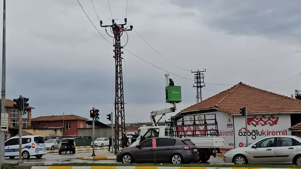 Çorum'da Elektrik Direğinde Patlama, Kablolar Yola Düştü
