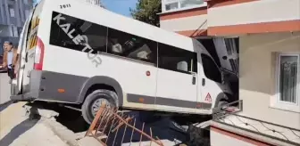 Çorum'da Okul Servisi Balkon Camına Çarptı: 2 Öğrenci Yaralı