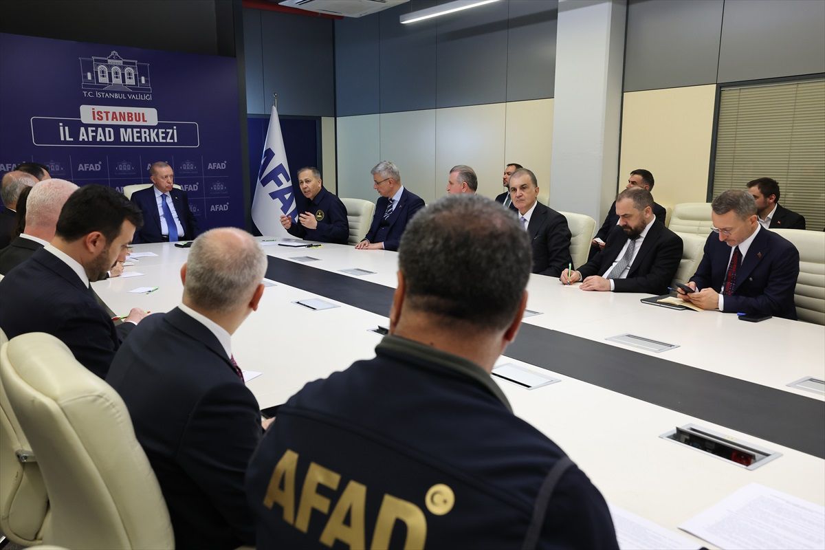 Cumhurbaşkanı Erdoğan, İstanbul AFAD'daki kriz merkezinde depreme ilişkin brifing aldı