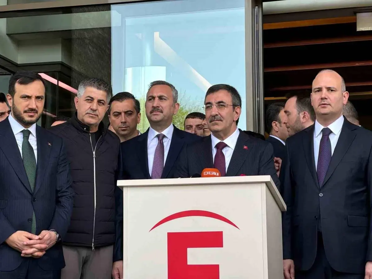 Cumhurbaşkanı Yardımcısı Yılmaz, Sırrı Süreyya Önder'i Hastanede Ziyaret Etti