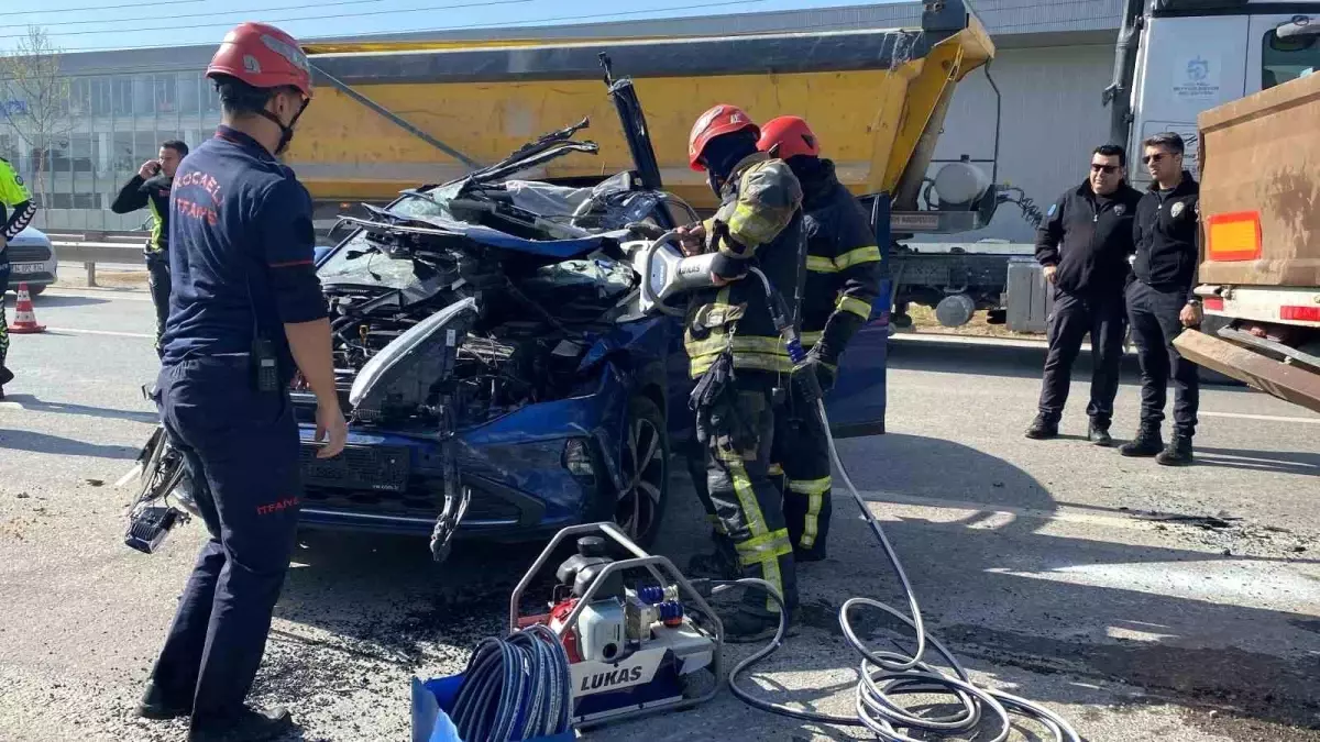 Kocaeli D-100'de Trafik Kazası: Otomobil Tıra Çarptı