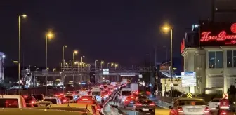 D-100'de Trafik Sıkışıklığı: Yenibosna Metrobüs Yaya Üst Geçidi Sökümü Nedeniyle Şeritler Kapalı