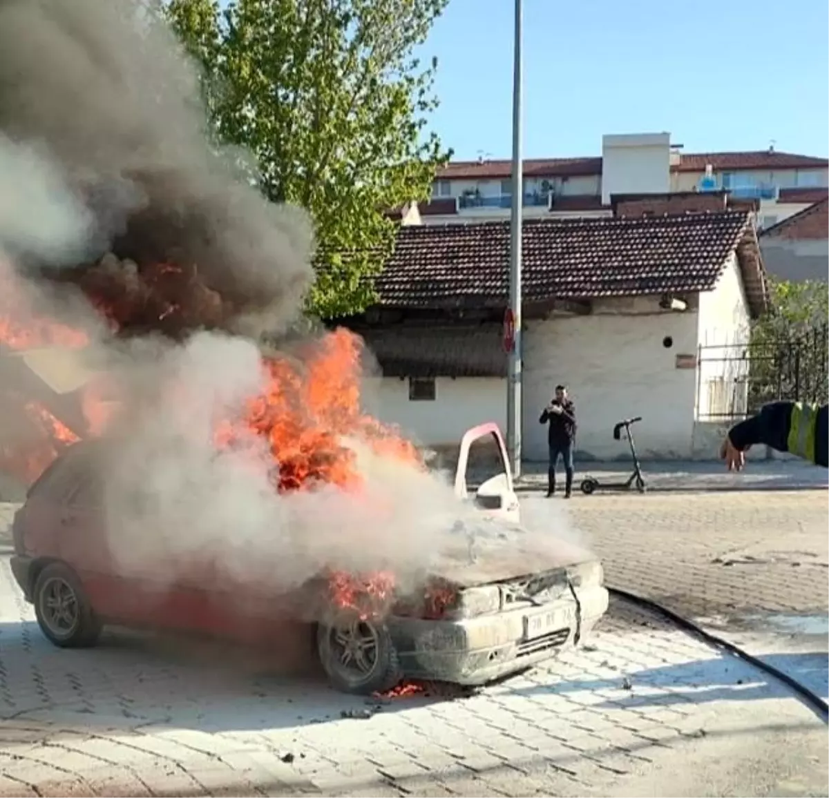 Denizli'de Bakım Sonrası Alev Alan Otomobil Kullanılamaz Hale Geldi