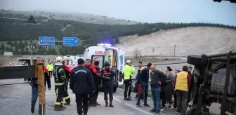 Denizli'de Servis Minibüsüyle Otomobil Çarpıştı: 18 Yaralı