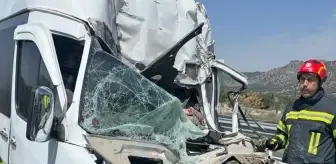 Denizli'de Minibüs Tıra Çarptı, Sürücü Hayatını Kaybetti