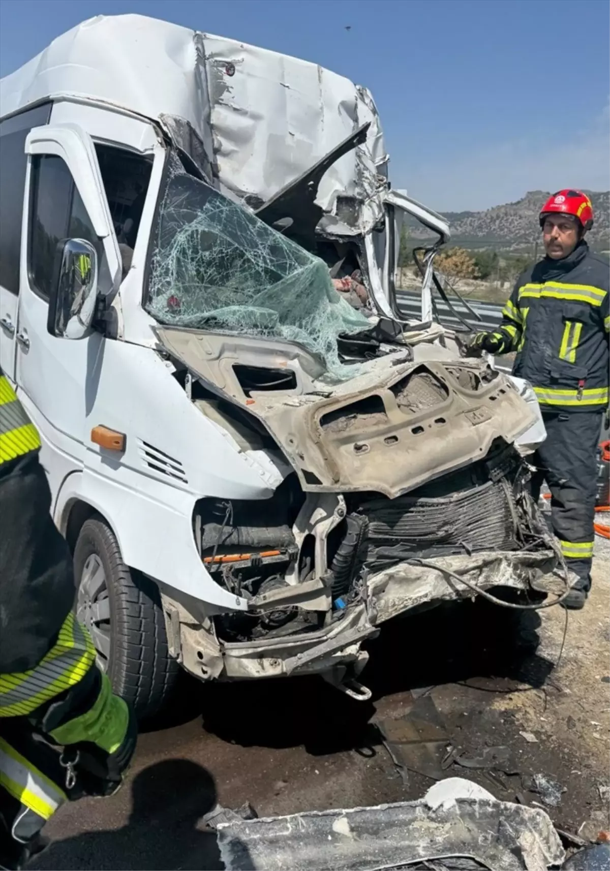 Denizli'de Minibüs Tıra Çarptı, Sürücü Hayatını Kaybetti