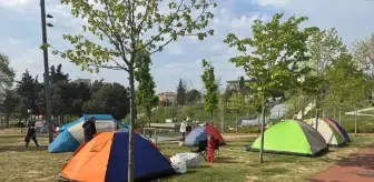 Deprem Sonrası İstanbul'da Vatandaşlar Parklarda Kalıyor