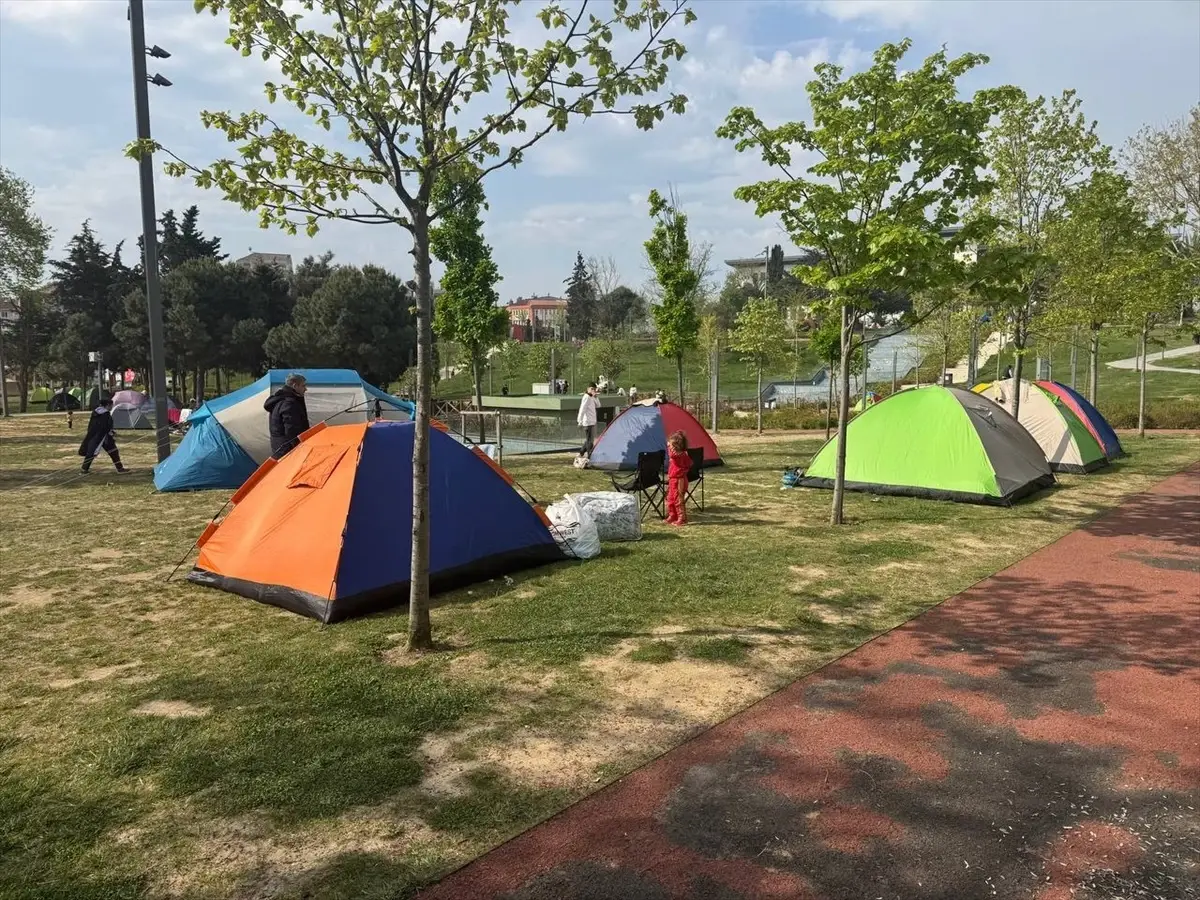 Deprem Sonrası İstanbul'da Vatandaşlar Parklarda Kalıyor