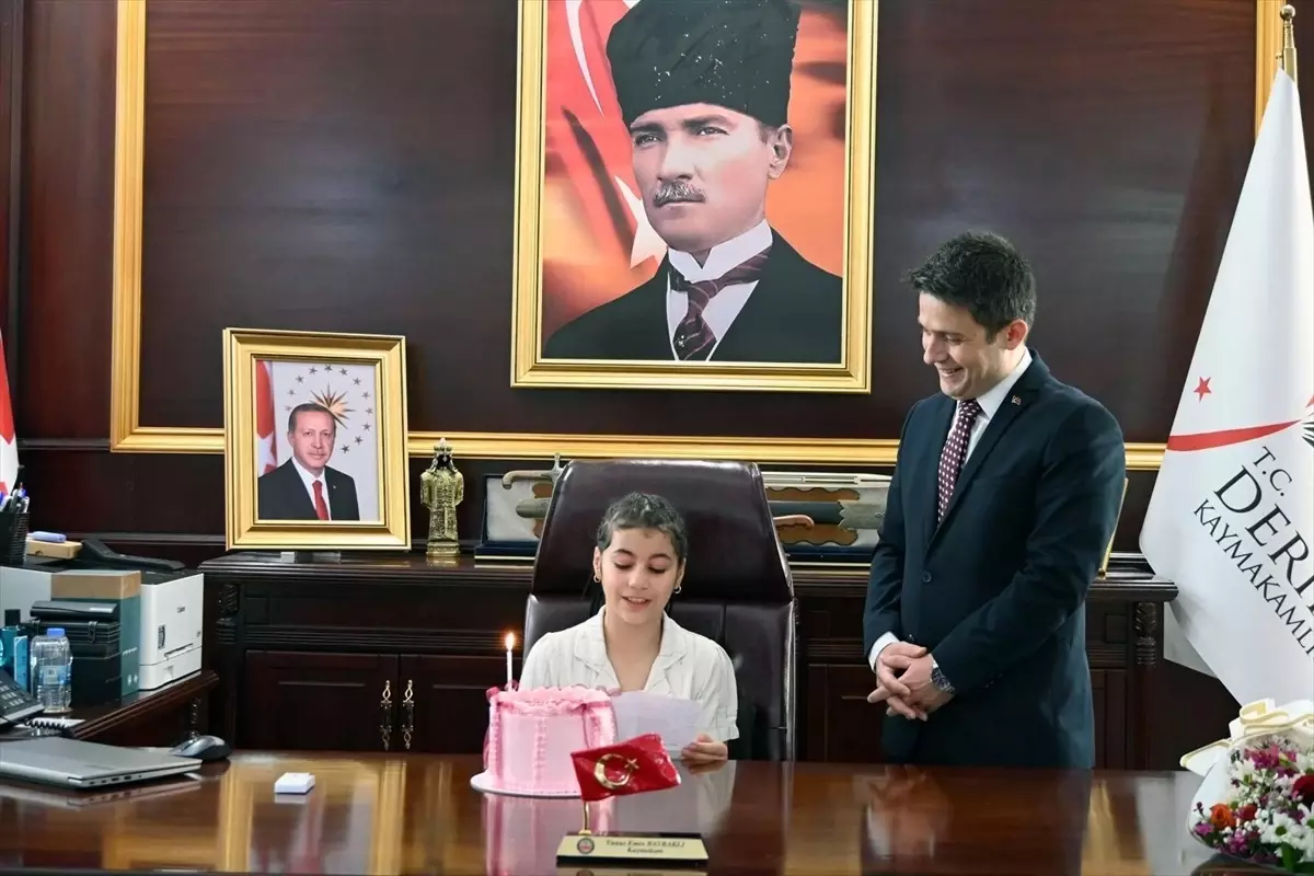 Derik Kaymakamından Öğrenciye Sürpriz Doğum Günü Kutlaması