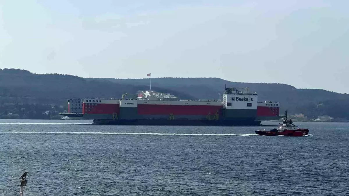 Çanakkale Boğazı'ndan Yüzer Havuz 'Boka Vanguard' Geçiş Yaptı