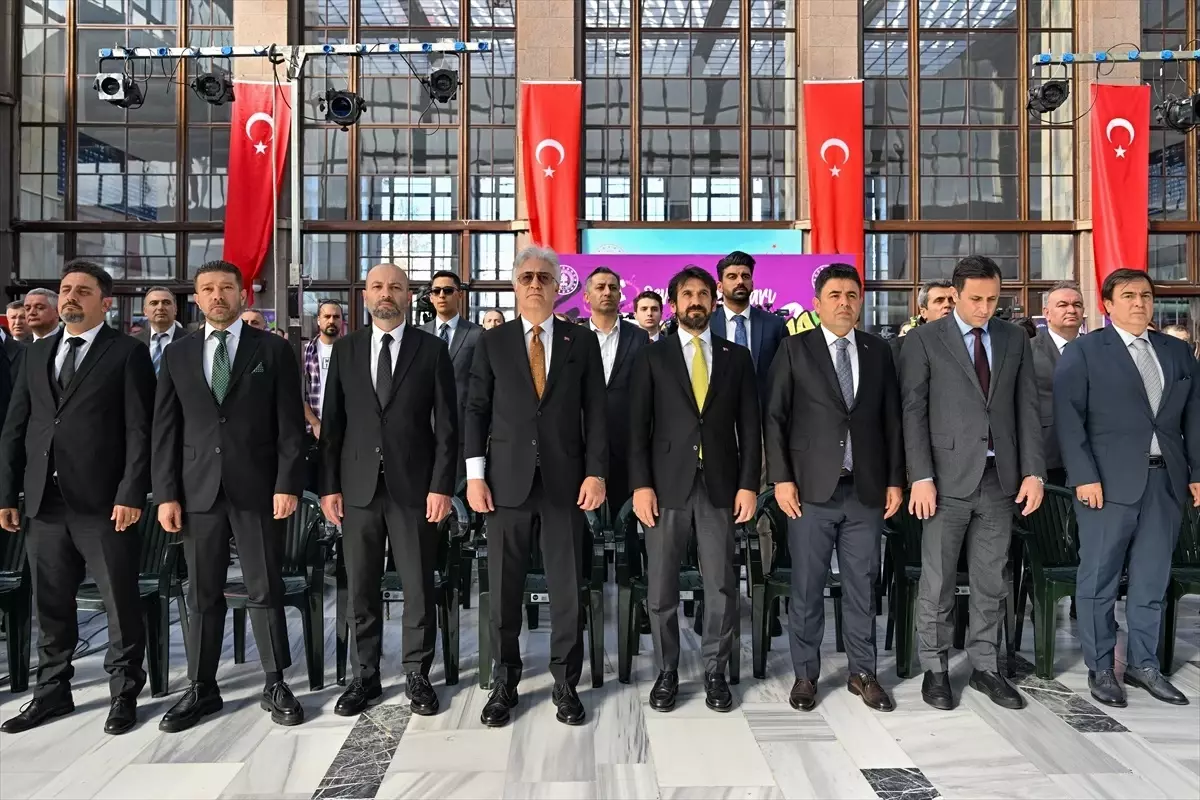 Devlet Tiyatroları'nın raylar üzerindeki tiyatrosu 'Vagon Sahne' yola çıktı