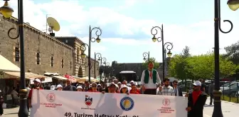 Diyarbakır'da Turizm Haftası Kortej Yürüyüşü Gerçekleştirildi