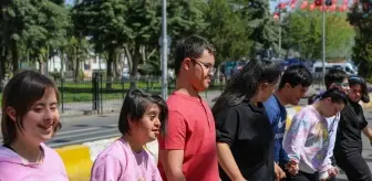 Down Sendromlu Öğrencilerden Folklor Gösterisi