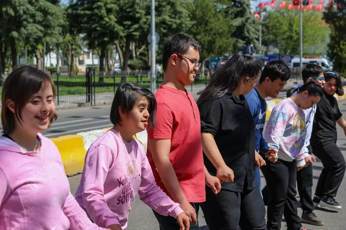 Down Sendromlu Öğrencilerden Folklor Gösterisi