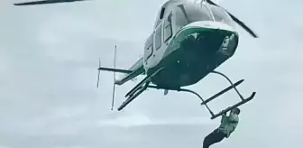 Düğünde helikoptere binmesine izin verilmeyen adam, helikoptere tutunarak havalandı