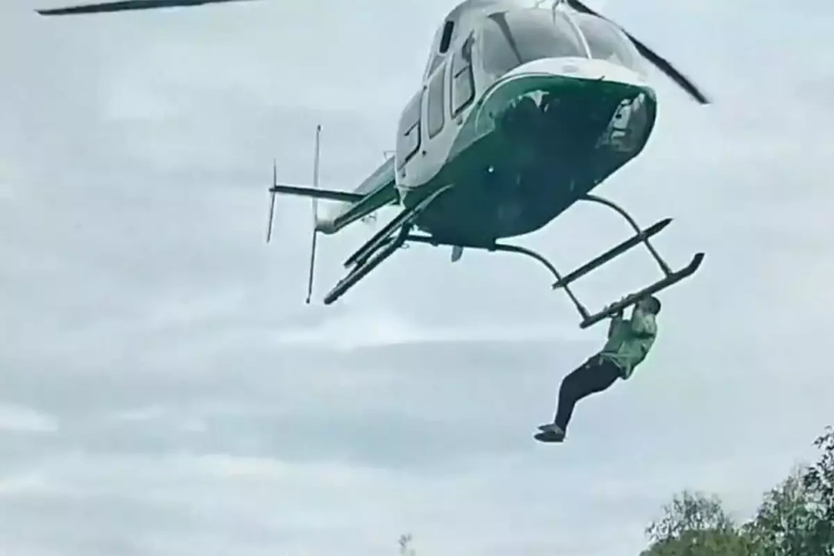 Düğünde helikoptere binmesine izin verilmeyen adam, helikoptere tutunarak havalandı