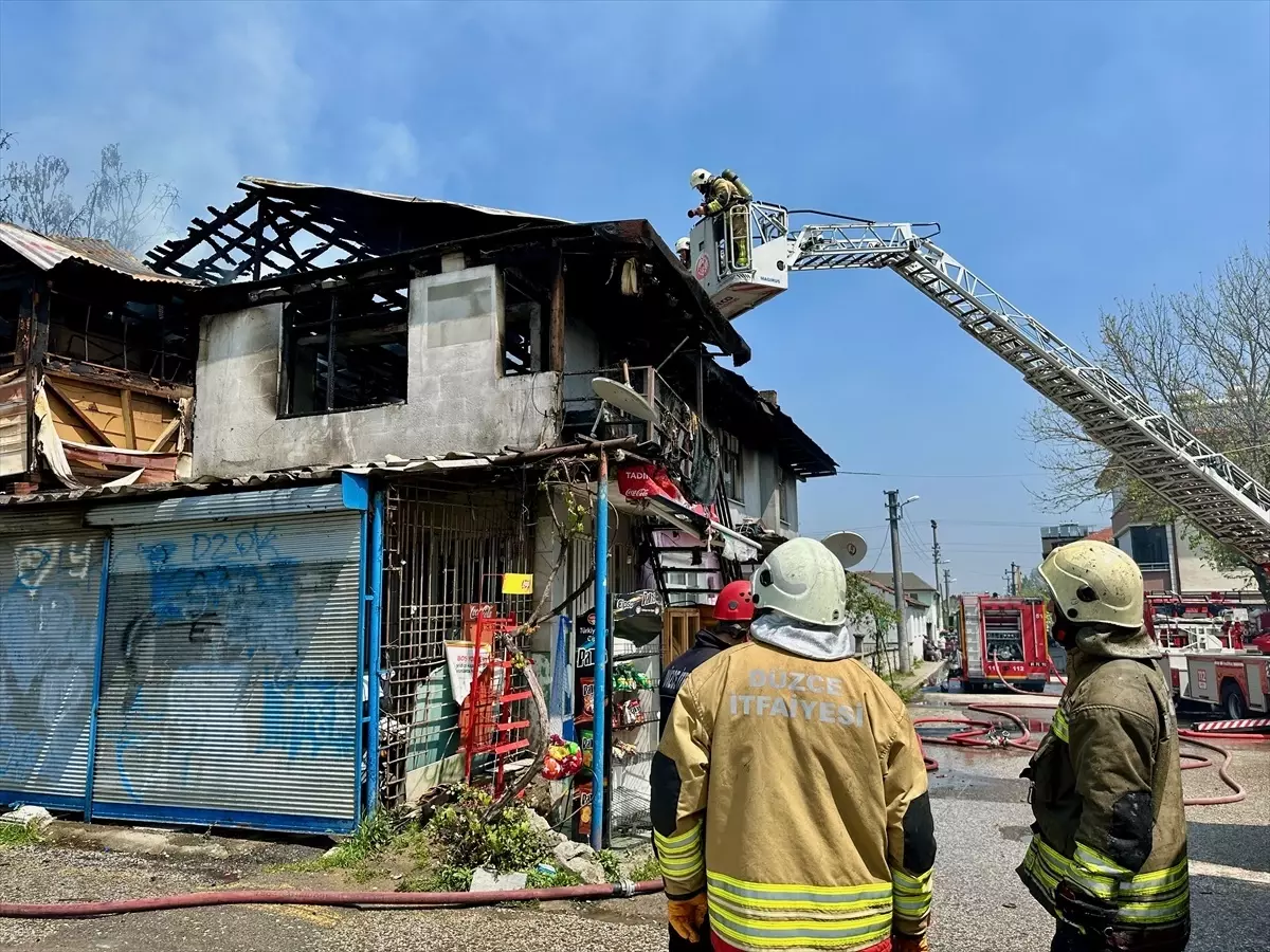 Düzce'de 2 Katlı Binada Yangın Çıktı