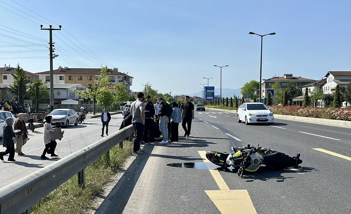 Düzce'de Motosiklet ile Elektrikli Bisiklet Çarpıştı: İki Sürücü Yaralı