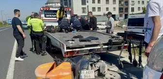 Düzce'de Kurye Motosikletiyle Çekiciye Çarptı, Yaralandı
