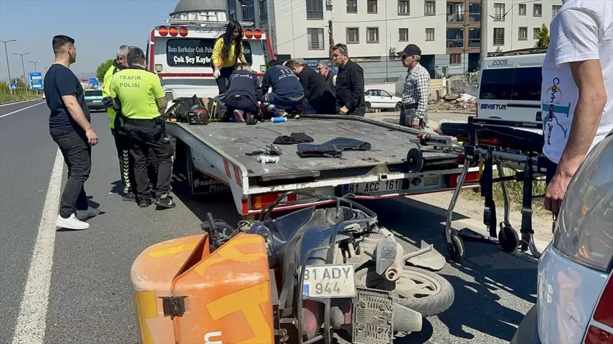 Düzce'de Kurye Motosikletiyle Çekiciye Çarptı, Yaralandı