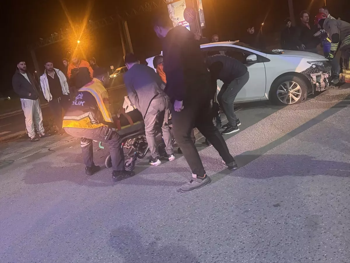Düzce'de Pikap ile Otomobil Çarpıştı: 2 Yaralı