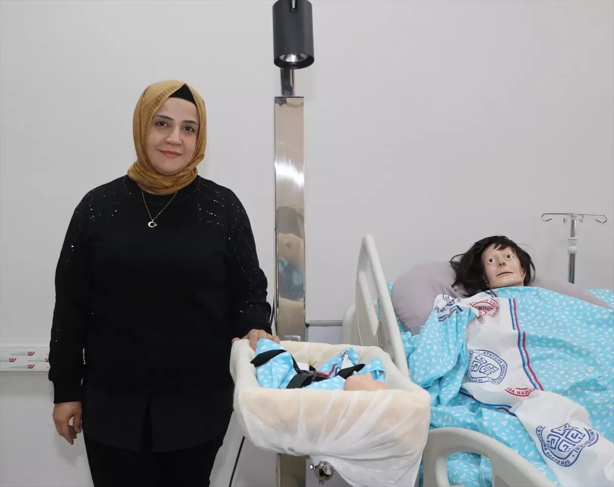 Erzurum'da Ebe, Sezaryenle Doğum Yapan Anneler İçin Özel Emzirme Beşiği Geliştirdi