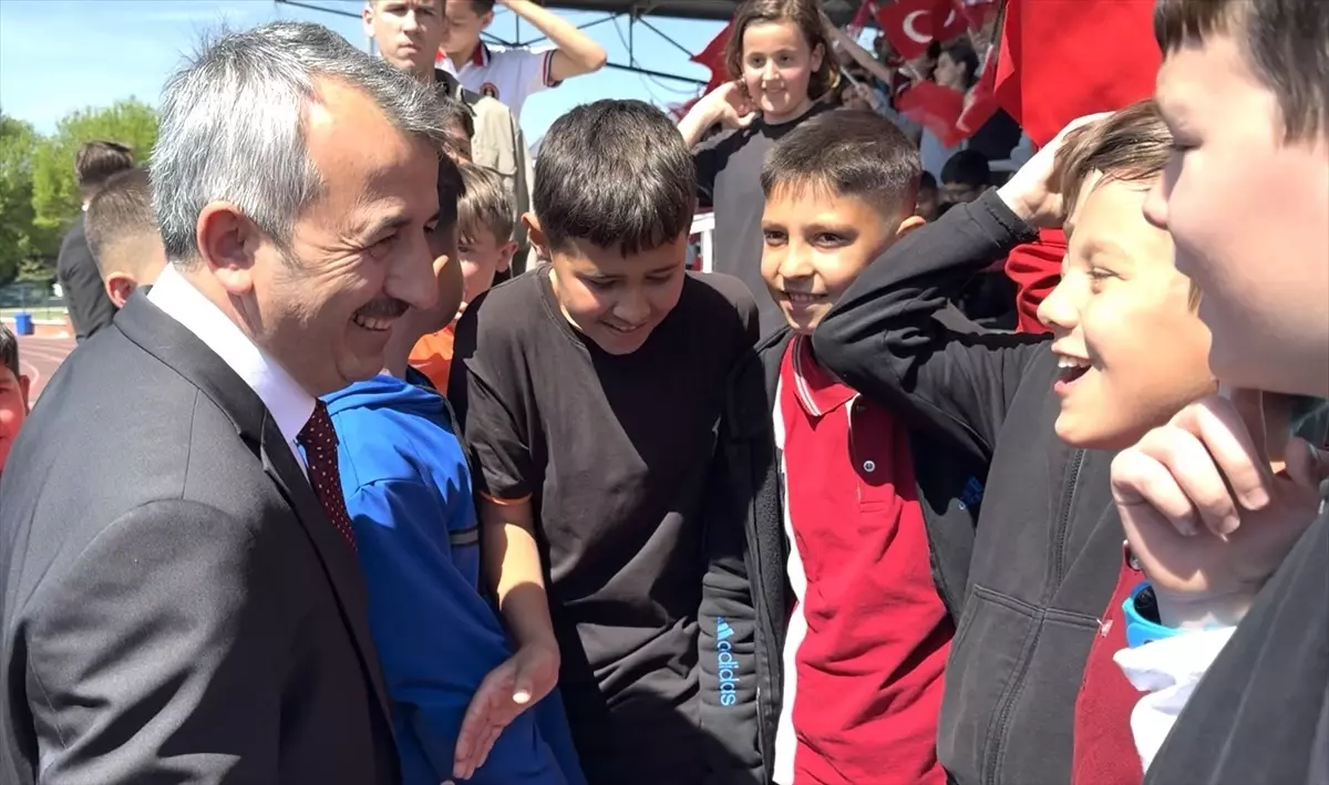 Vali Sezer Öğrencilere Saha Sözü Verdi