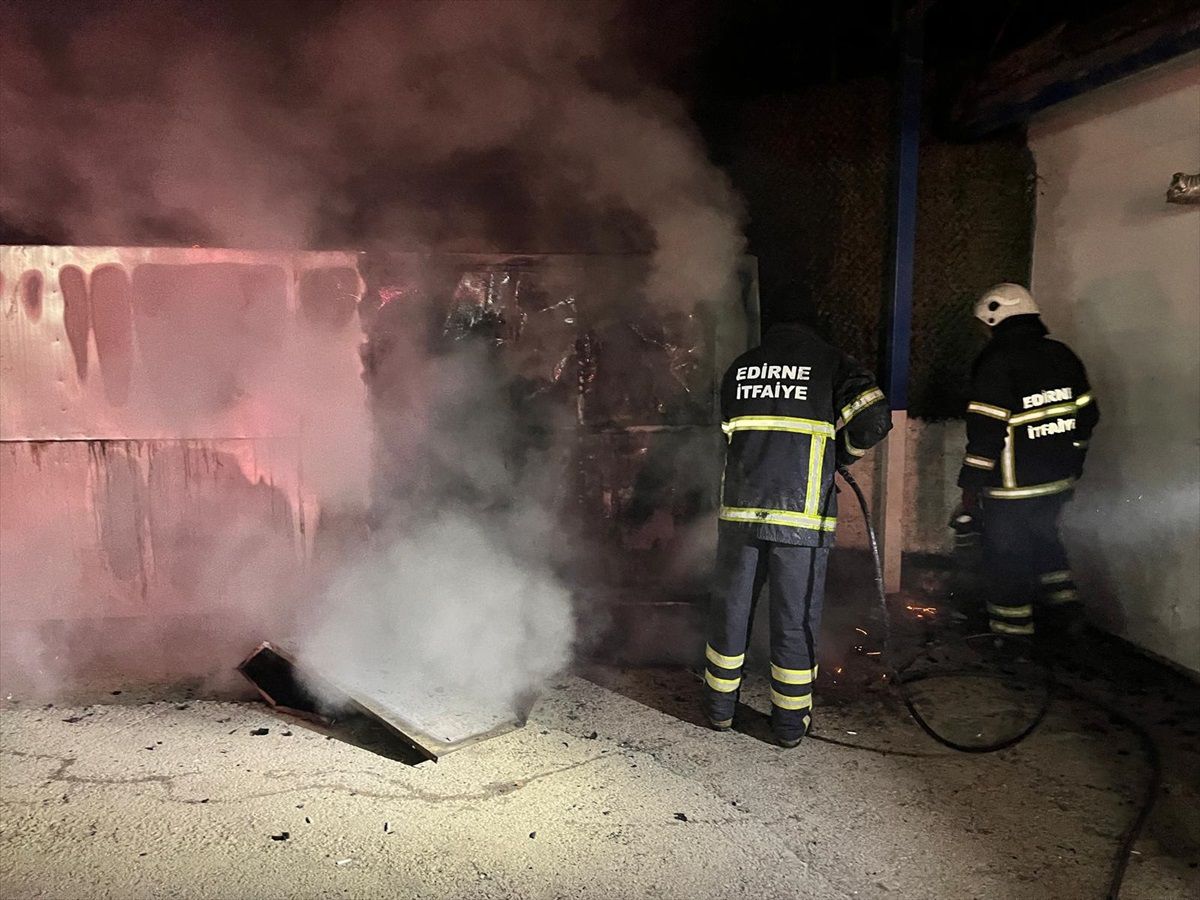 Edirne Ulus Pazarı'ndaki Depoda Yangın Çıktı