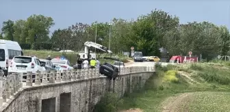 Edirne'de Tarihi Köprüye Çarpan Araçta Sürücü Yaralandı