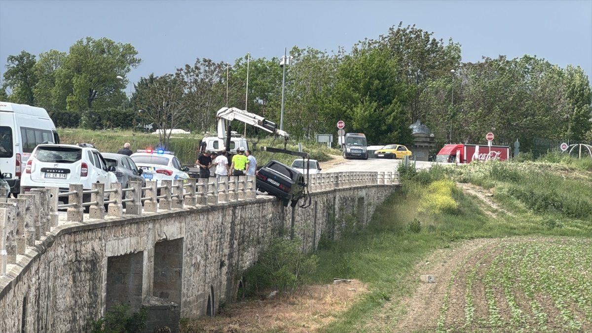 Edirne'de Tarihi Köprüye Çarpan Araçta Sürücü Yaralandı