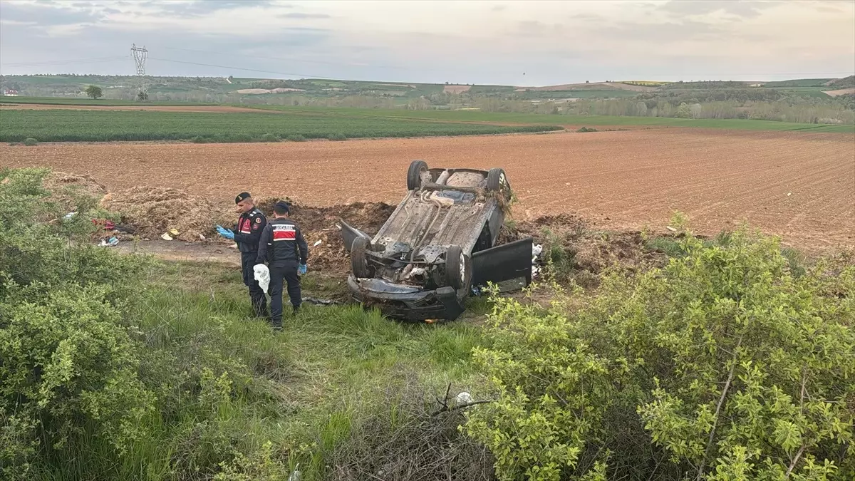 Edirne'de Otomobil Tarlaya Devrildi: Sürücü Ağır Yaralı